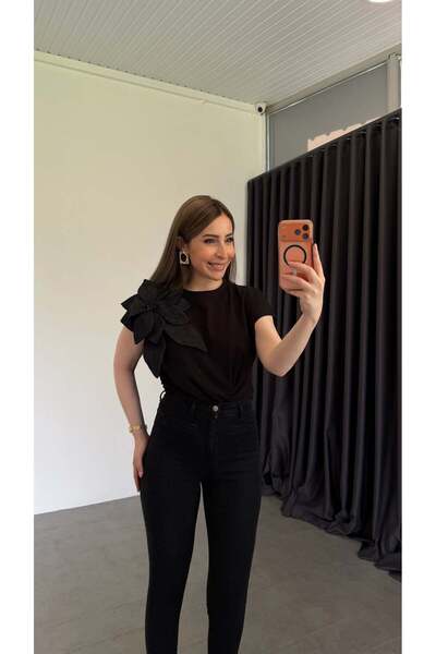 elif teke تي شيرت بطبعة زهور كبيرة باللون الأسود