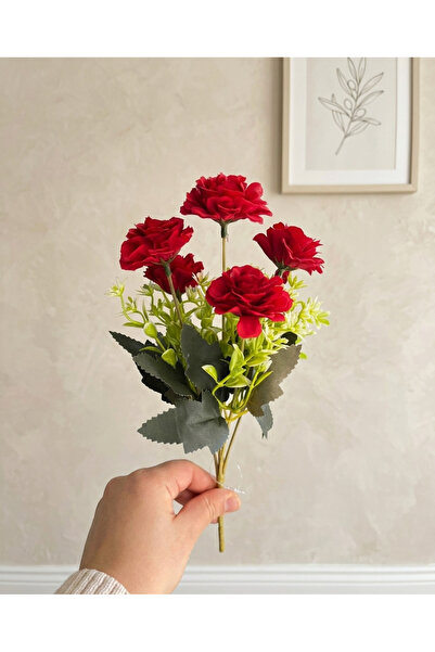 YASİMA زهرة القرنفل الحمراء الاصطناعية ذات 5 رؤوس مع ترتيبات من خشب البقس لتز...