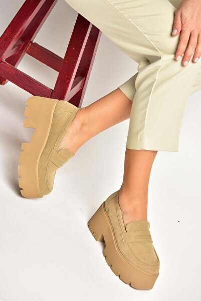 Fox Shoes Y272972502 حذاء نسائي يومي من جلد الغزال البيج ذو نعل سميك