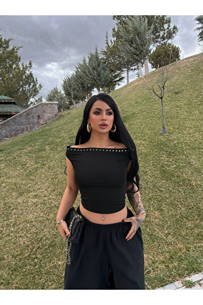 kırmızı butiks Μαύρο Crop Top με λαιμόκοψη βάρκα και σχέδιο Droplet