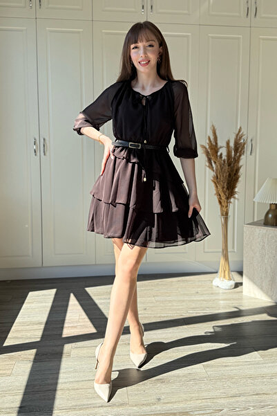 Dilay Gökoğlu Butik Κοντό φόρεμα από σιφόν με βολάν και ζώνη