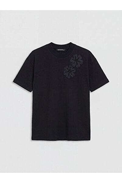 LC Waikiki RMZ GİYİM FARKIYA بلوزة بياقة روبا مطرزة بالزهور