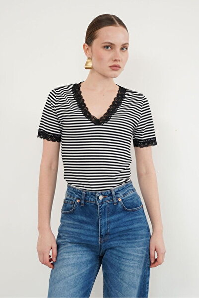 VERYMODA D 3006 TRICOU CU GULER ȘI CAPĂT DE MÂNECĂ DIN GUPIURĂ, CU GULER ÎN V...