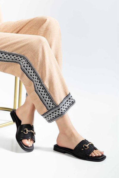 YUUN Cors Black Buckled Women's Slippers