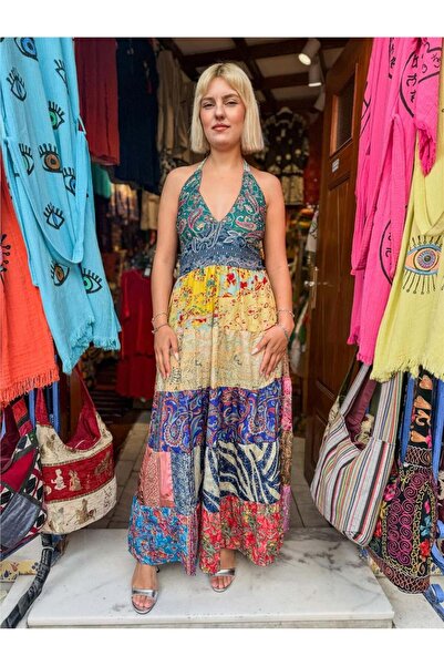 Miss Boheme فستان حريري مزين باللون الذهبي مع تفاصيل مطرزة باللون الأصفر