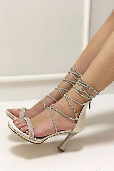 Nil Shoes حذاء Wagy بيج من الساتان برباط وكعب حجري