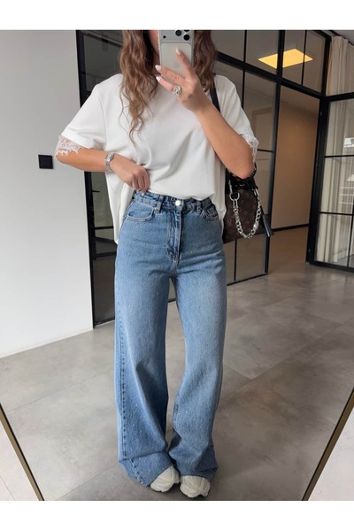 BB Bensu Buyruk بنطلون جينز سوليريا من ويديليج بقصة واسعة ومزين بالأحجار اللامعة