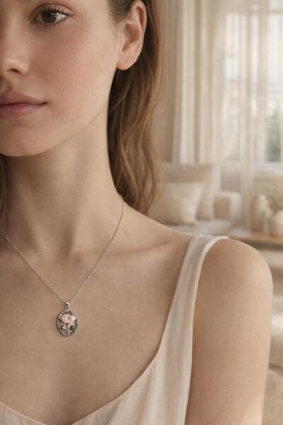 bluecatbijouterie Modern Rose Necklace