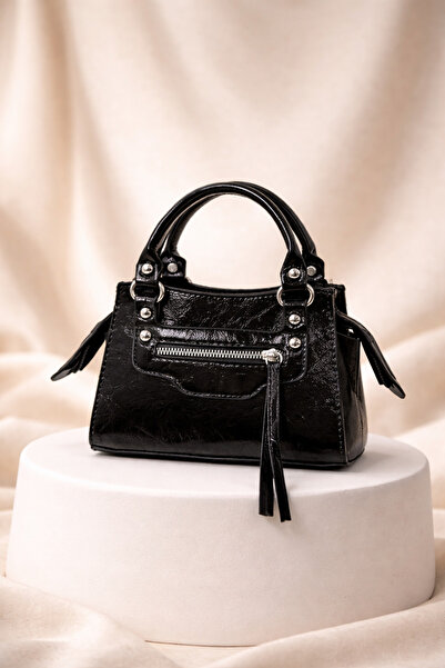 Miernebag حقيبة كروس نسائية من ريفير بتفاصيل معلقة باللون الأسود