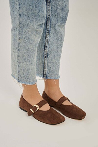 Modezya حذاء نسائي بتفاصيل حزام من الجلد السويدي البني ومقدمة مدببة