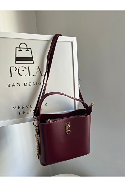 PelA bagdesign Kare Çapraz Askılı Zincir Charmlı Kadın Çantası Bordo