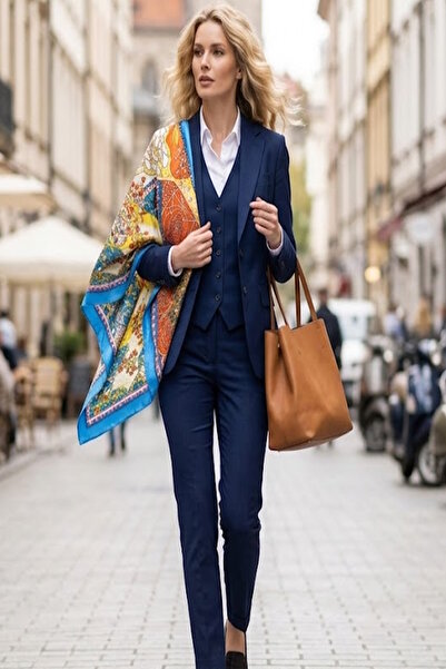 CAŞ DEKORASYON وشاح من الساتان ذو اللون الأزرق ونقوش مختلطة مقاس 90x90 سم