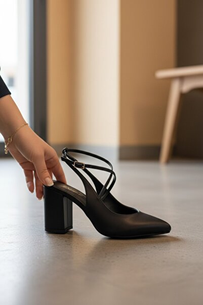 enoch حذاء نسائي من نوتش بمقدمة مدببة وحزام متقاطع وكعب متوسط ​​الارتفاع وسمي...