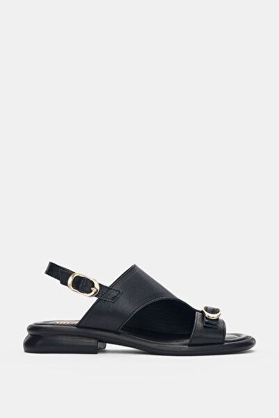 selin shoes صندل نسائي من الجلد الطبيعي بكعب منخفض من Solea مع تفاصيل إكسسوار...