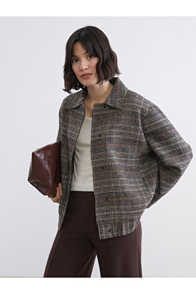 LC Waikiki سترة نسائية منقوشة بياقة قميص سوداء