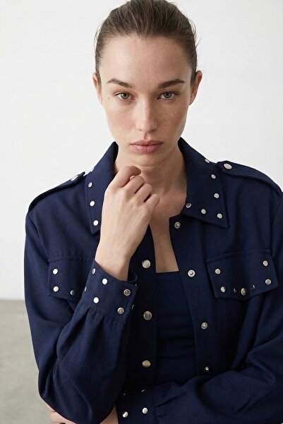 Quzu جاكيت قصير مزين بالمسامير باللون الأزرق الداكن