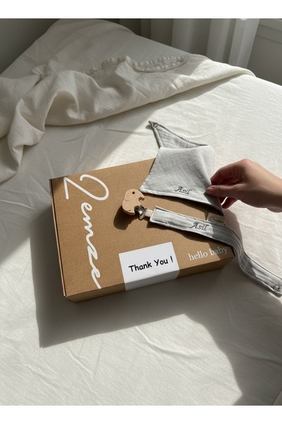 Zemze Baby Nakışlı 2’li Emzik Zinciri & Fular Set Gri Renk– %100 Organik Müsl...