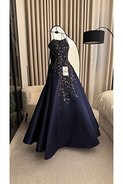 Nareen Fashion فستان سهرة فاخر بلون كحلي عميق يجسد الأناقة الملكية بأسلوب راق...