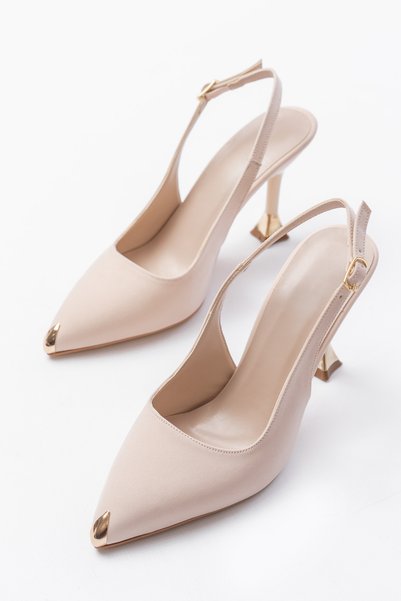 TOLGSHOES حذاء نسائي بيج من الساتان ذو تفاصيل ذهبية عند مقدمة القدم وكعب رفيع مفتوح من الخلف