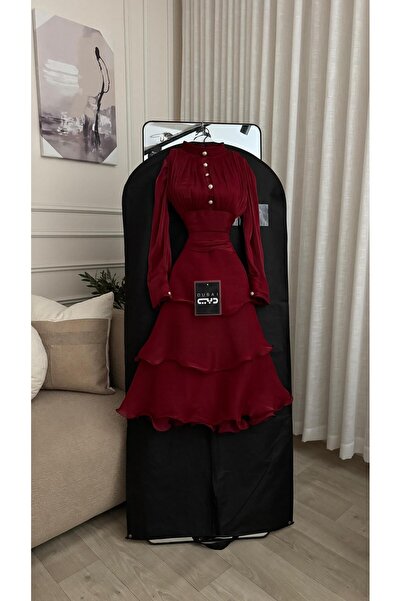 DUBAİ A luxurious burgundy evening dress that combines elegance and femininity
