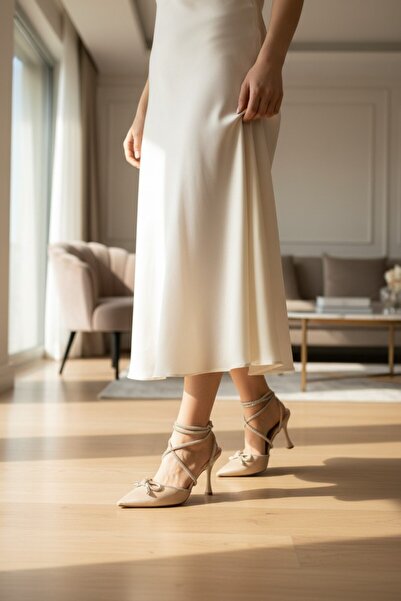 enoch حذاء نسائي بيج مزين بفيونكة من حجر الكريستال وكعب على شكل كأس وحزام متق...