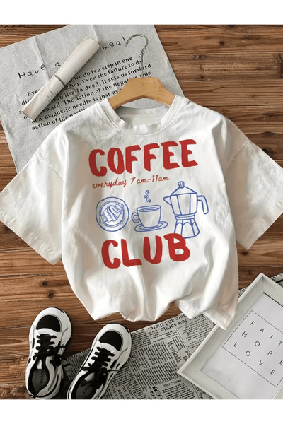 one button تي شيرت Coffee Club ذو تفاصيل مطبوعة باللون البني فاخر كبير الحجم