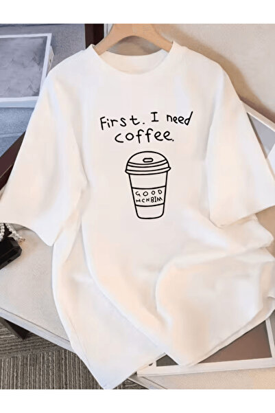 one button أحتاج إلى قهوة أولاً - تيشيرت فاخر كبير الحجم مطبوع