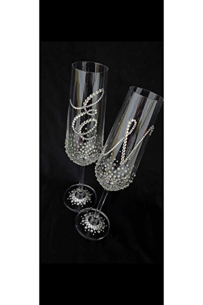 by Alexandra Vacarusi Set of two glasses for the bride and groom, personalize...