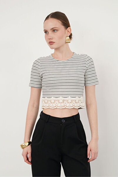 VERYMODA Μαύρη ριγέ φούστα με δαντέλα και ριγέ μπλούζα |   D2394