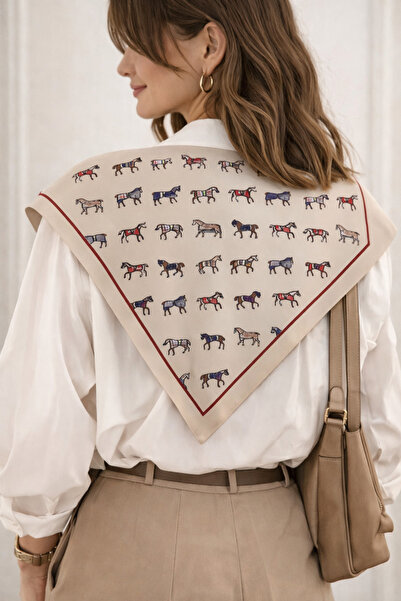 MOORİ At Desenli Saten Fular 70x70 cm – İpeksi Yumuşak Şık Kadın Şal & Bandana