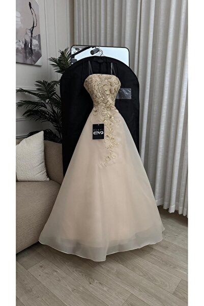 DUBAİ فستان بيج أنيق يجمع بين البساطة والرقي، بلونه الهادئ الذي يمنح إطلالة ن...