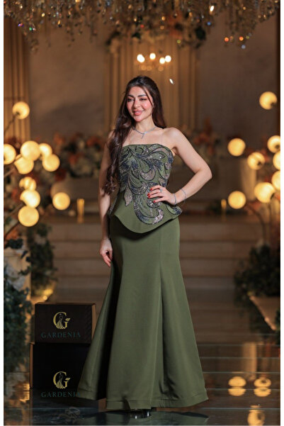 Mazoon Fashion فستان سهرة فاخر بلون الزيتون مطرز بتفاصيل فنية لامعة