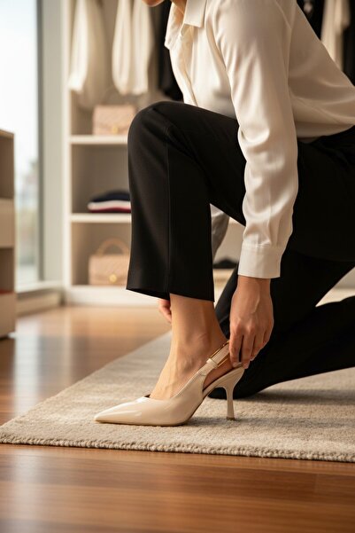 enoch حذاء نوتش ذو مقدمة مدببة من الجلد اللامع مع حزام خلفي قابل للتعديل وكعب...