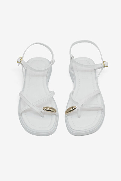 Tonny Black Γυναικεία λευκά άνετα σταυρωτά σανδάλια με λεπτομέρεια δαχτυλιδιού