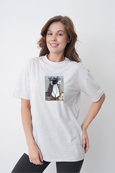 TREND EMMODA Tricou din bumbac gri, cu decolteu rotund, cu imprimeu text Quee...