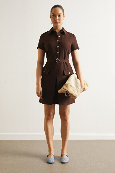 Swass Μίνι φόρεμα με κουμπιά και ζώνη σε καφέ χρώμα
