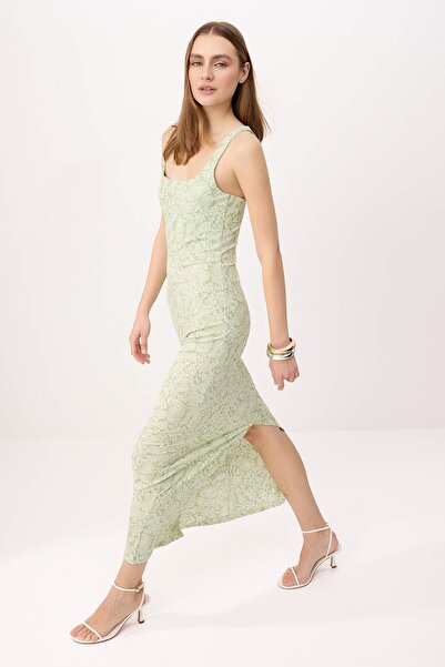 Trendyol Collection فستان محبوك مرن بدون أكمام بياقة كارمن وتصميم أخضر مزهر T...