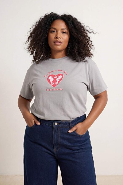 Trendyol Curve Graues T-Shirt mit Herz-Print in Übergröße TBBSS26BF00033
