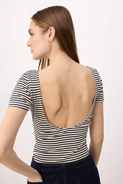 Trendyol Collection بودي محبوك متعدد الألوان بأكمام قصيرة وشعار متعدد الألوان...