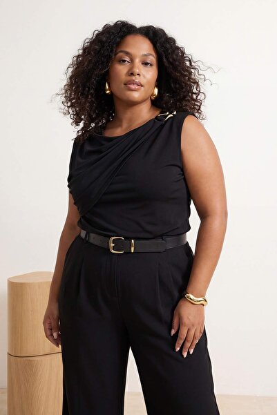 Trendyol Curve Bluză tricotată de mărime mare cu accesorii și guler negre TBB...