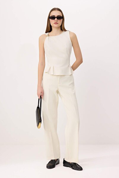 Trendyol Kollektion Bluse mit Steinherz-Accessoire-Detail TWOSS26BZ00547