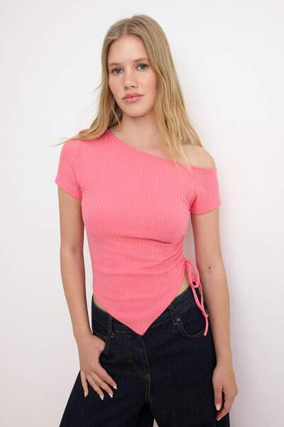 Συλλογή Trendyol Ροζ εφαρμοστή ασύμμετρη μπλούζα με λαιμόκοψη και κοντό μανίκ...