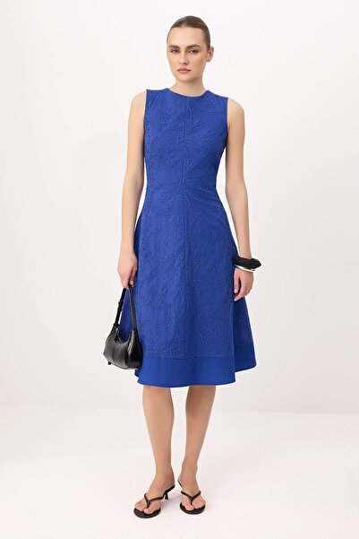 Trendyol Collection فستان ساكس متوسط الطول مزين بالتطريز وتفاصيل على الظهر TW...