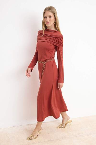 Trendyol Modest Braunes, figurbetontes, einfarbig gestricktes Hijab-Abendklei...