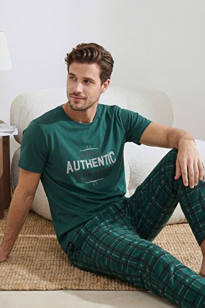 Trendyol Kollektion Grünes Pyjama-Set mit normaler Passform und bedrucktem Un...