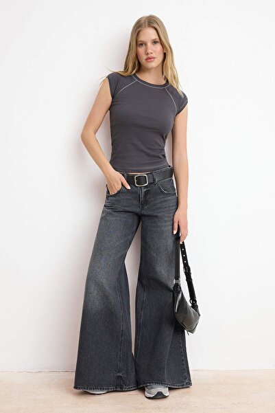 Trendyol Collection بلوزة محبوكة بأكمام قصيرة وقصة ضيقة من أنثراسايت بأكمام ر...