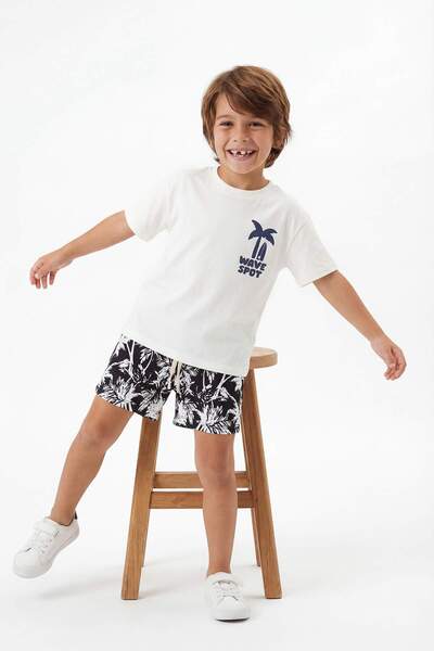 TRENDYOLKIDS Weißes, bedrucktes Strick-Oberteil und -Unterteil für Jungen TKD...