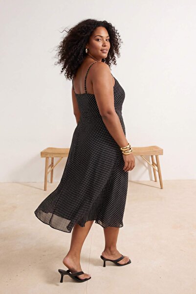Trendyol Curve Schwarzes, gepunktetes, langes Kleid mit Dekolleté-Ausschnitt ...