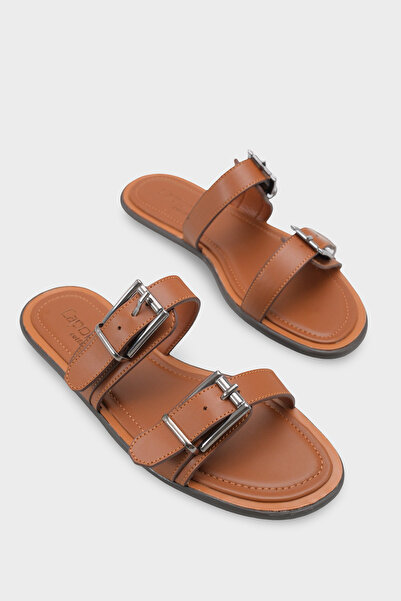 Capone Outfitters شبشب نسائي بكعب مسطح ومشبك مزدوج من مادالين