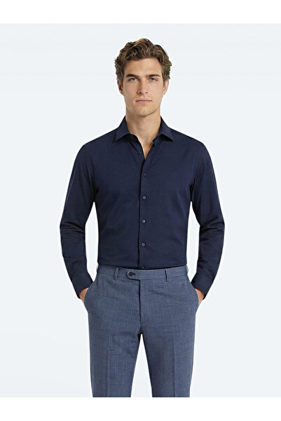 Kip Тъмносиня гладка риза с класически кройка от памучна смес